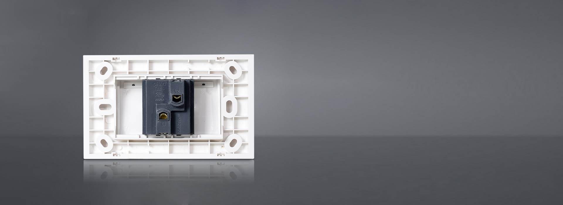 更大孔徑，接線牢固  可同時容納3根...