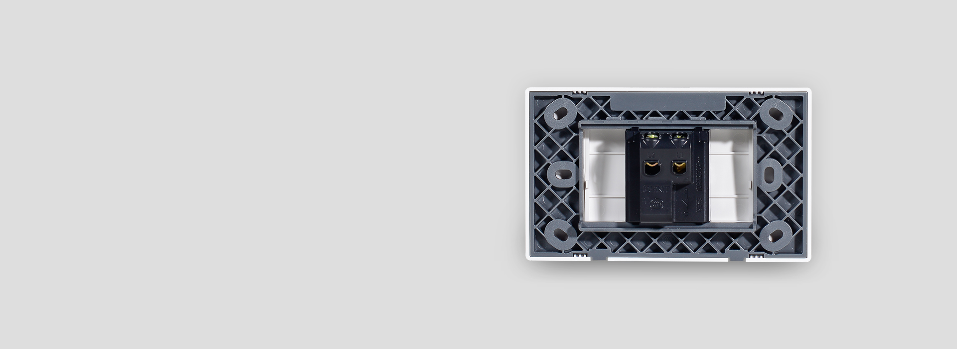 防彈阻燃PC，歷久彌新 面板采用防彈膠...