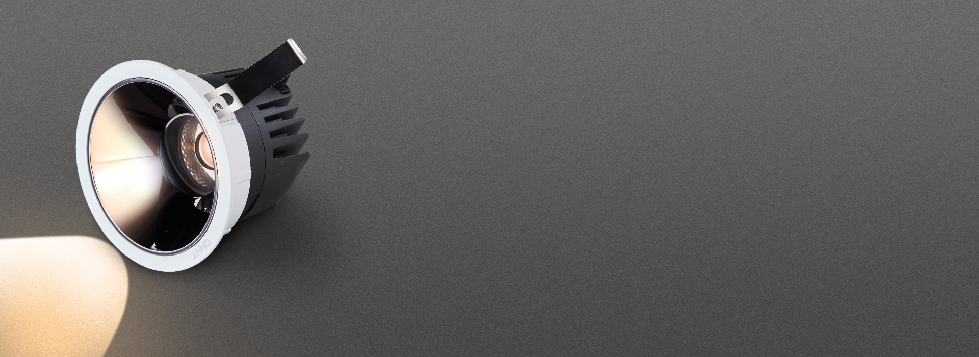 光源深藏，嚴控眩光 深藏式光源設計，能...