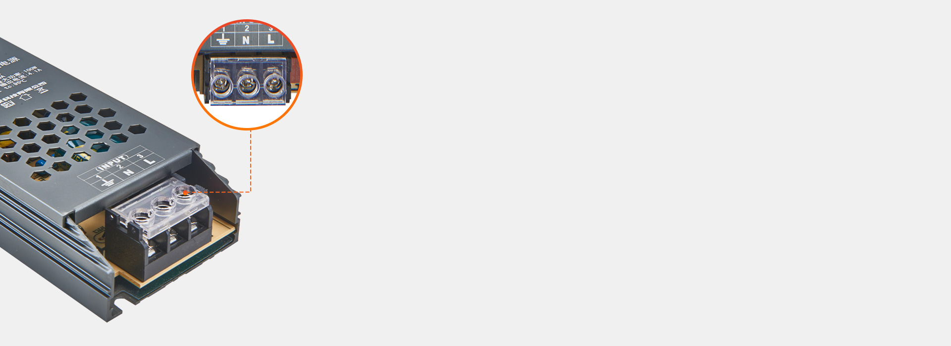 螺絲鎖扣式安裝 可裝2.5㎜2的電源線...