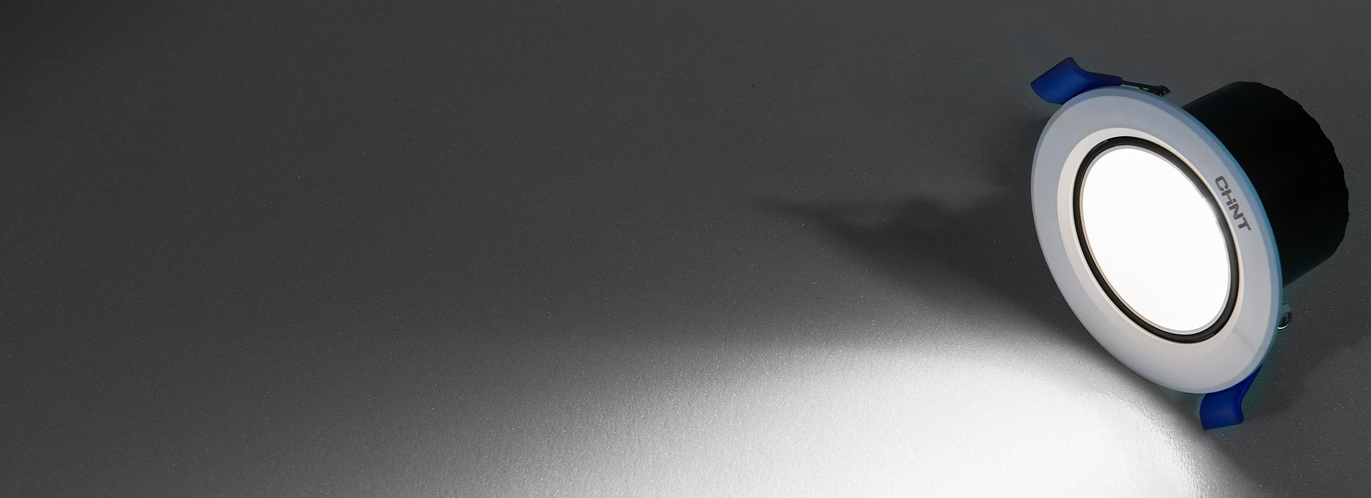 深藏光源防眩 光源深杯內藏，避免直視，...