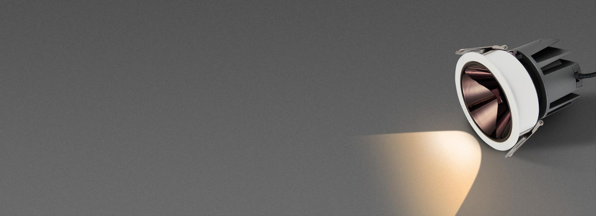 深防眩設計，光線柔和不刺眼 光源深藏，...